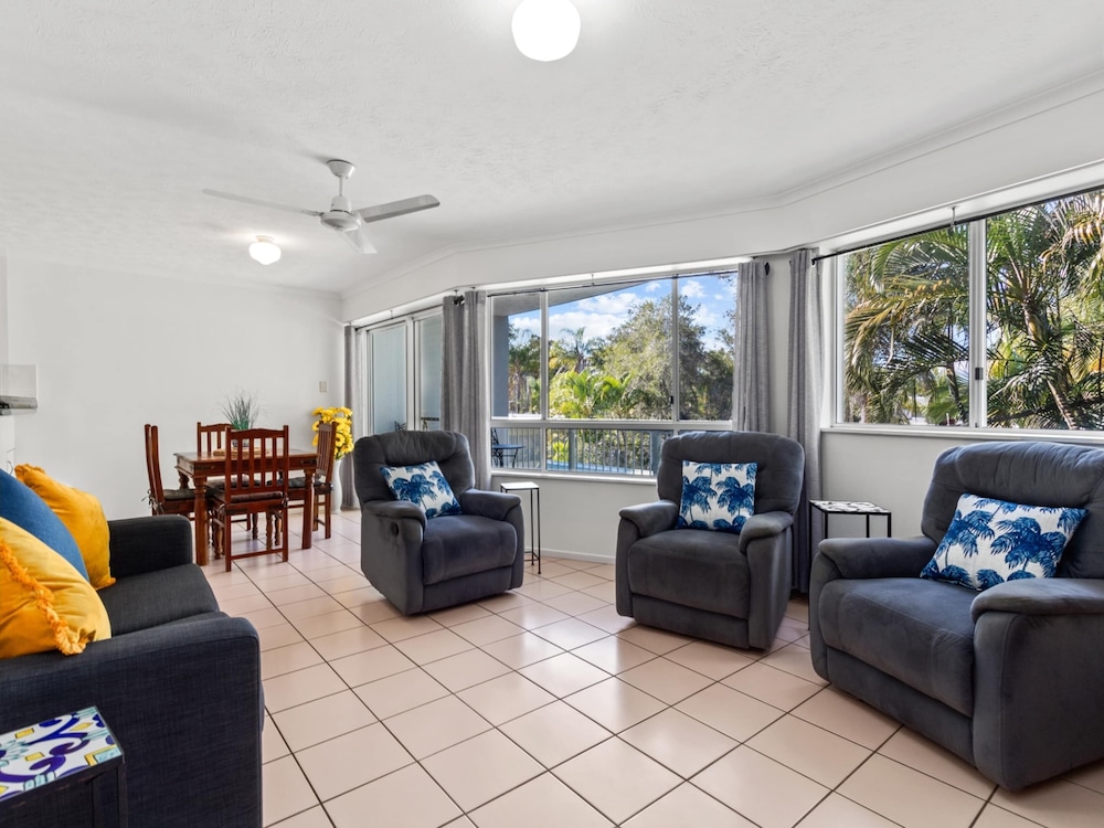 Spacious Esplanade Apartment With Rooftop Access