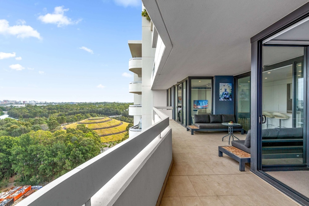 Luxe 2-bed: Modern Interiors, Balcony & BBQ Area
