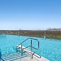 Stunning 1-bed With City Views and Amenities