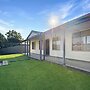 Spacious 4-bed Home 2-min to the Beach
