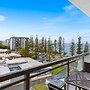 Feel The Sea Breeze: 1-bed With Pool, Gym & Views