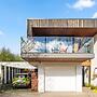 Luxurious 2-bed: Pool, Lift, Dining