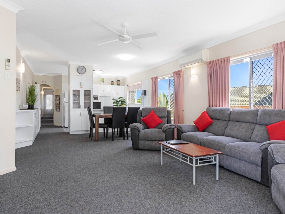 Beachside 2-bed Apartment With Secure Parking