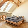 Ab 1 Person: Luxusgaleriewohnung mit Kamin, Fasssauna und mehr Nähe Sä