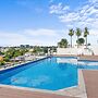 Stylish West End Stay With Rooftop Pool & BBQ