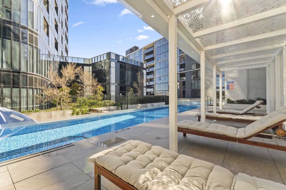 Refined 2-bed With Luxurious Building Amenities