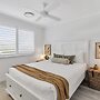 3-bed Haven With Balcony and Bbq, 5-min to Beach