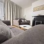 Urban Calm Spacious 3-bed Home With Free Parking