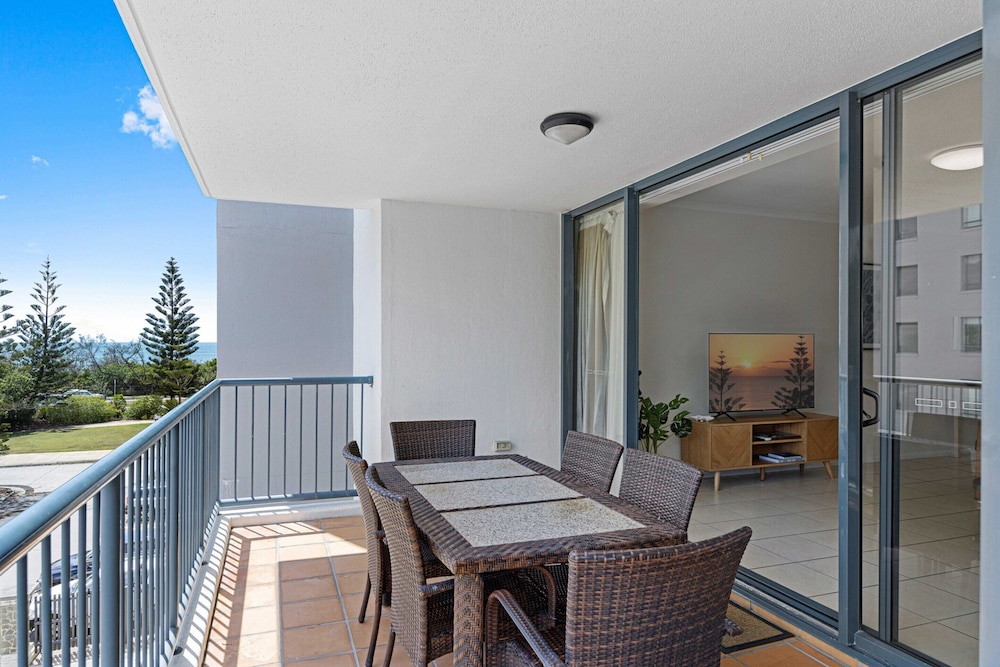 Beachside 2-bed With Pools, Gym, BBQ and Parking