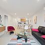 Stylish 2-bed Townhouse With Balcony
