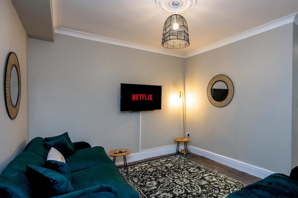 Comfortable 4-bed Home With Free Parking Wales