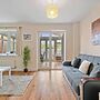 3 Bedroom Cosy-home in Hornchurch With hot tub