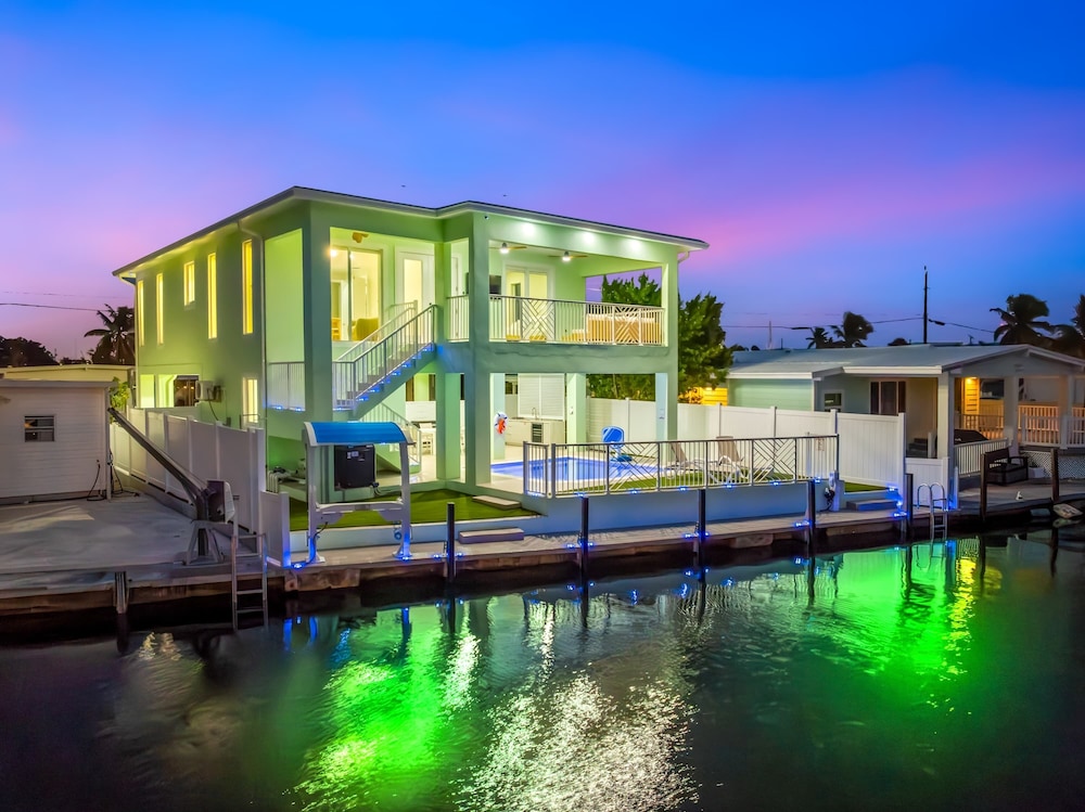 Aqua Verde Waterfront Lux Gem Dock Game Room