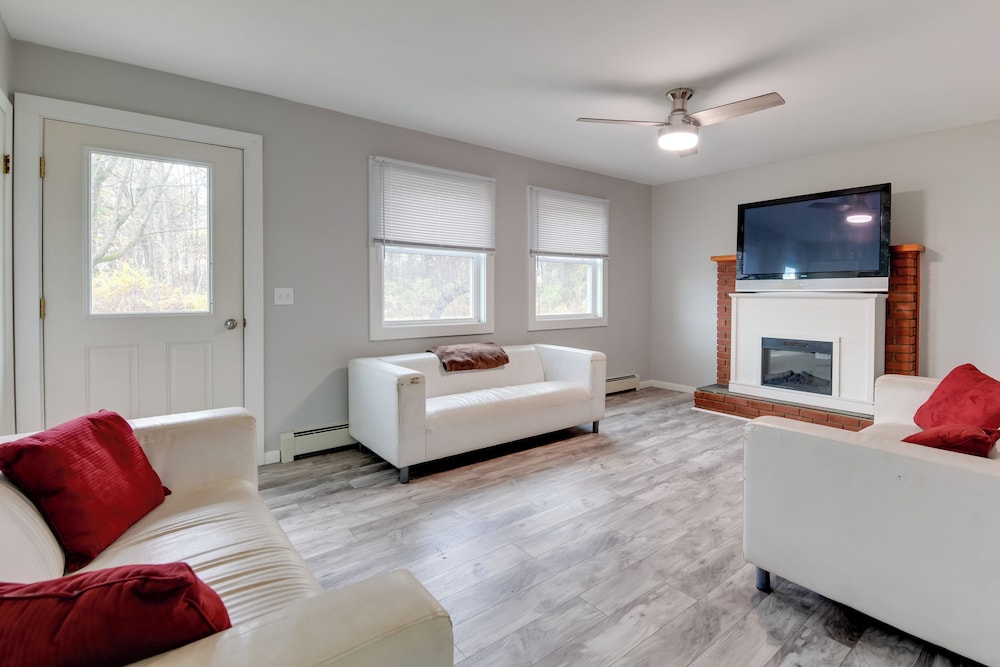 Ski, Hike & Explore: Home 5 Mi to Dtwn Burlington!