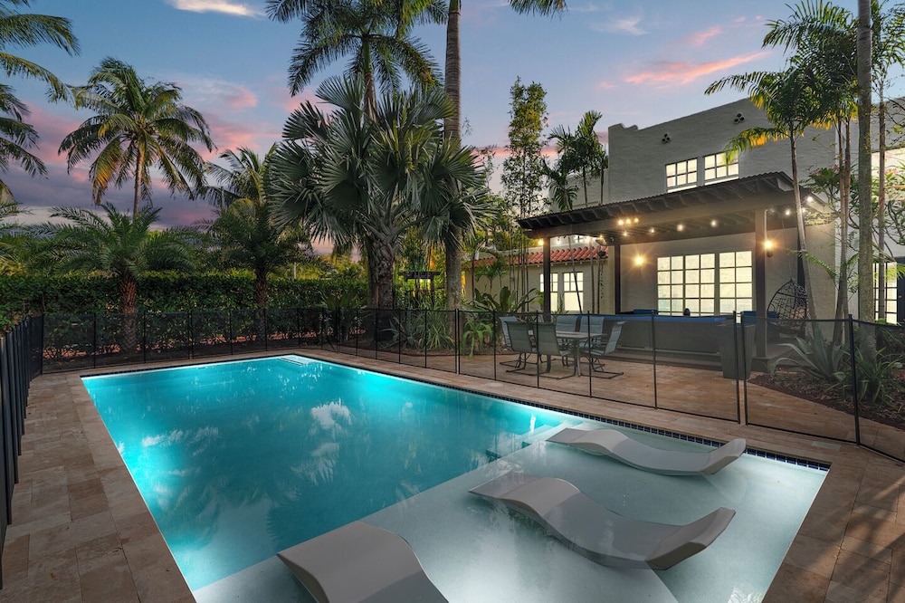 2 Mansions with Pool in West Palm Beach