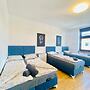 4BR Apartment for 15 Near Danube