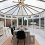 4 Bed - Sleeps 9 - Free Parking - 20 min Gatwick