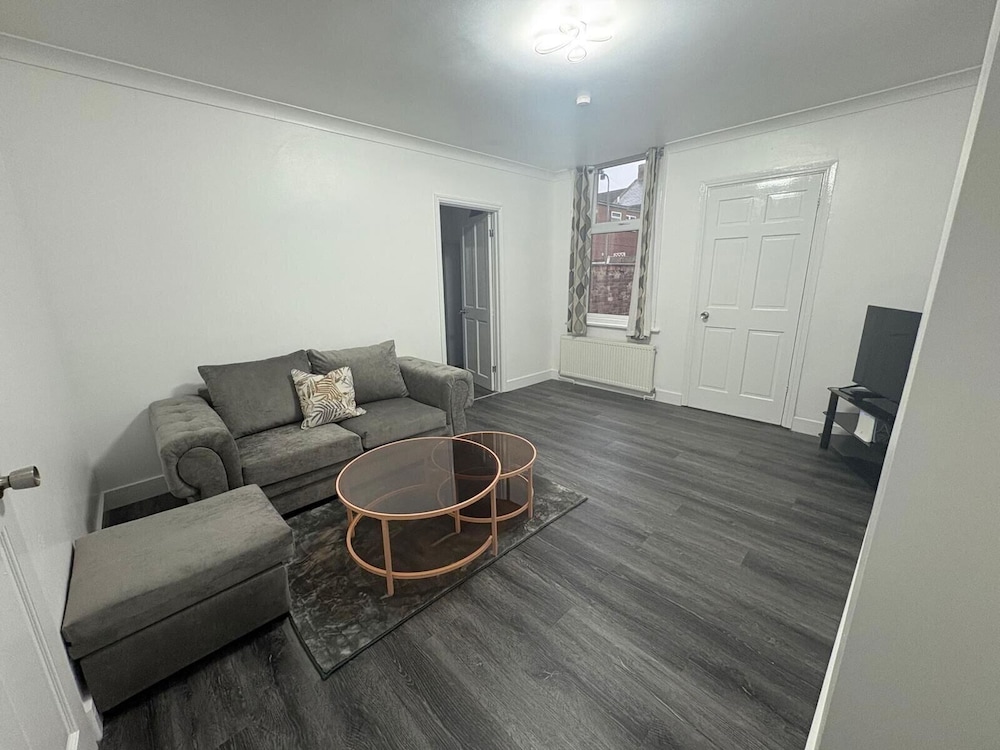 2 Bed Flat - Sleeps 3 - Parking - Wifi