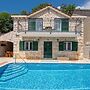 Cozy Villa for 8 With Pool and Jacuzzi