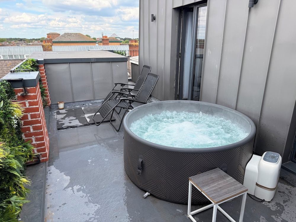 1 Bedroom Flat Apartment With hot tub on the Balcony & City View, Slee