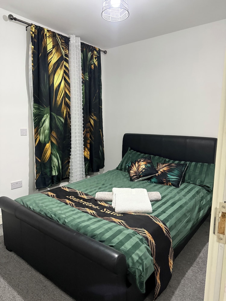 2 Bedroom Luxury Apartment With Balcony