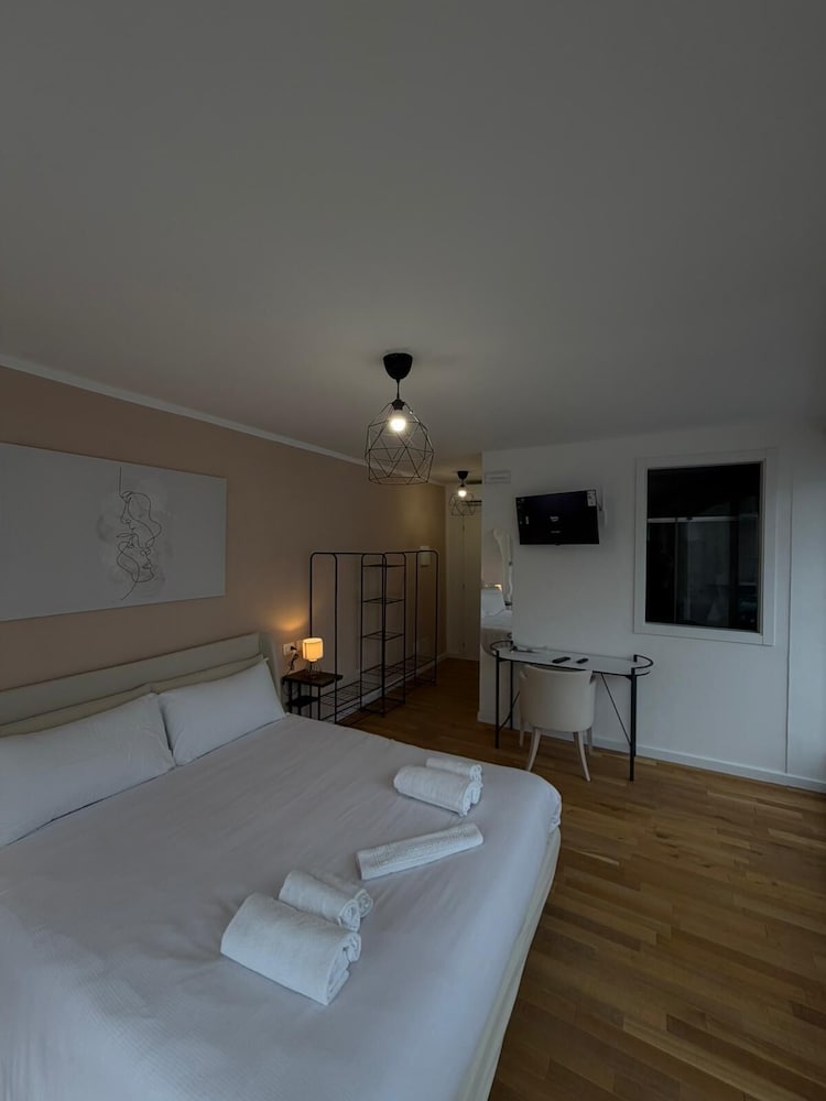 ROOMS 78