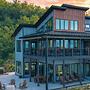 Luxury Cabin w/ 180 Views, Hot Tub & Firepit Near Dollywood & Nat'l Pa