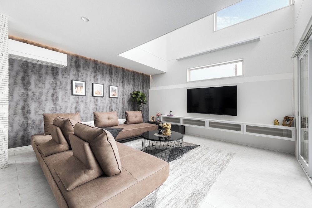 THE VELLMORE