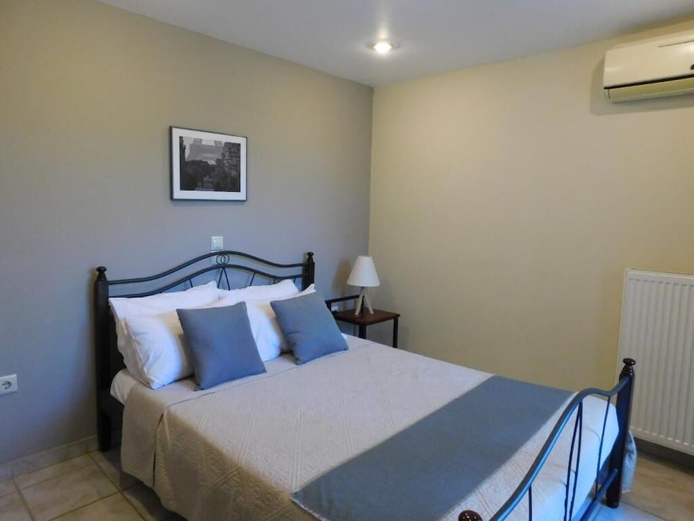 Vassia Holiday Home's