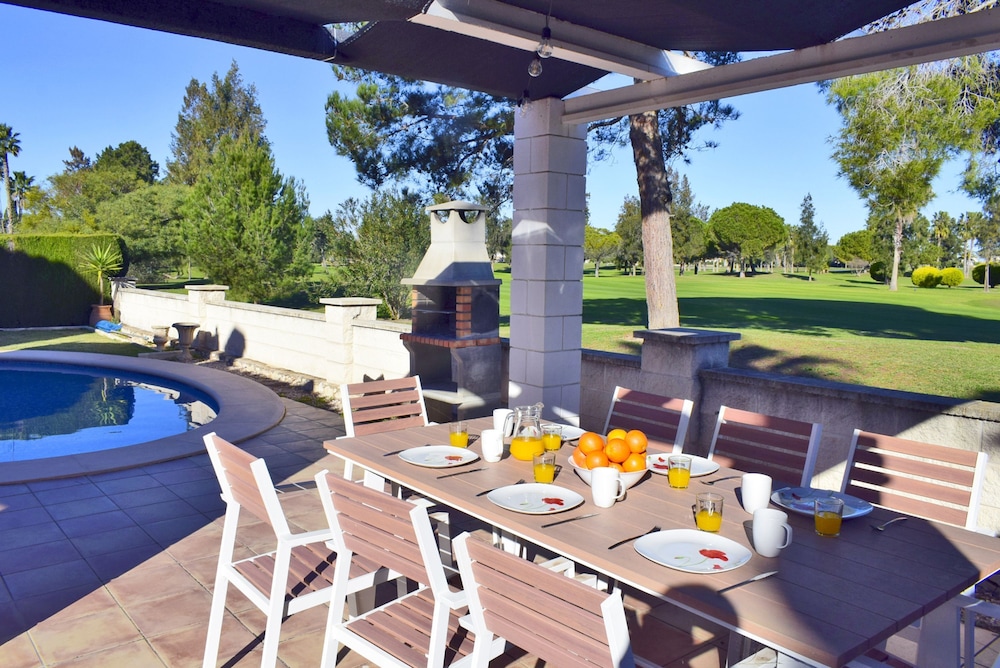Ch1900 in Oliva With 4 Bedrooms and 3 Bathrooms