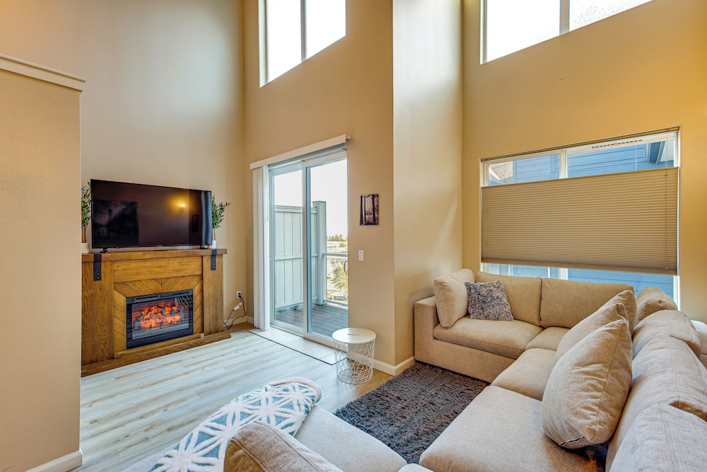 4 Mi to Dtwn, Commuter-friendly Apt in Tacoma