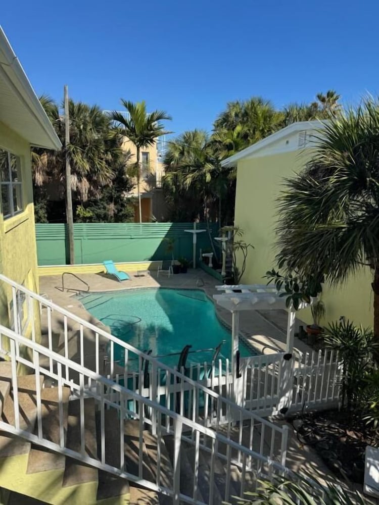 1 Bed Room Pool Steps to Beach