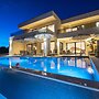 Luxury Villa Nuova With Heated Pool