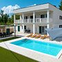 Villa Vallis With Pool
