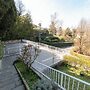 Guesthost - Charming Apt With Parking!