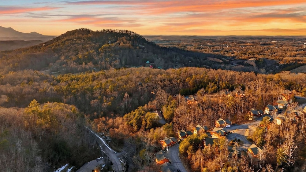 Grand Getaway Cabin by Avantstay A-frame Retreat + Hot Tub + Pool Acce