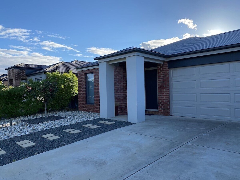 Modern 4-bedroom Home, Near Playground, Lake & Nature Trails, Minutes 