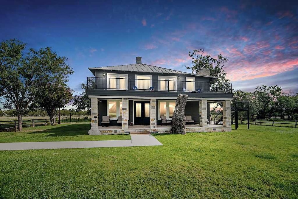 Charming Farmhouse W/hot-tub Near 290 Wine Trail