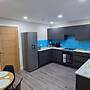 2 Bed House Sleeps 5 -private Garden