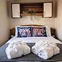Cabin- Sleeps 8- Hot Tub, Free Parking, Wifi, Pets