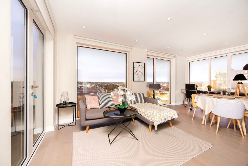 Modern Bromley Penthouse With Balcony Views