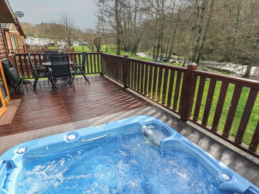 3 Riverside Lodge