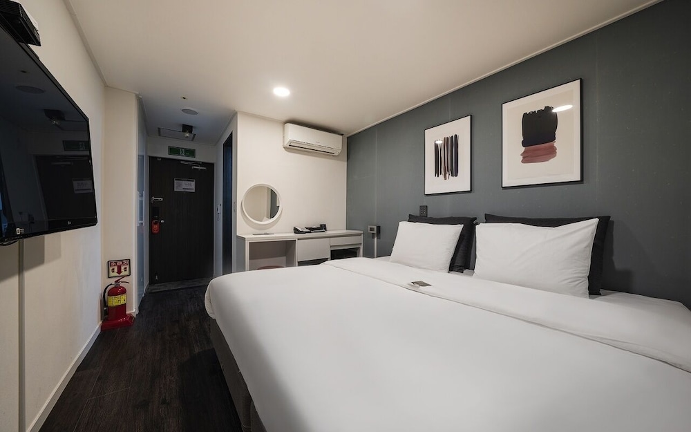 Myeongdong Young Inn Hotel