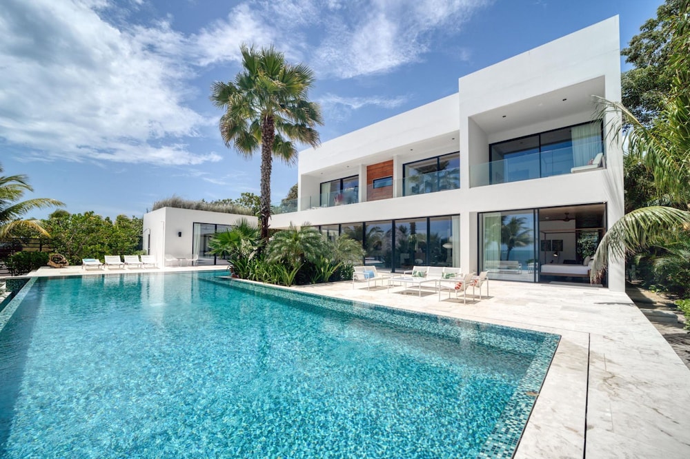 The Beach House - Upscale 5-bed Beachfront Villa w Pool Pier Ocean Vie
