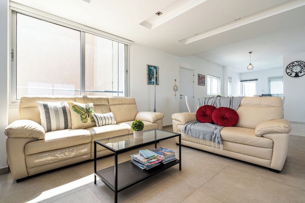 Panoramic 2-BR Apt & Balcony in Larnca