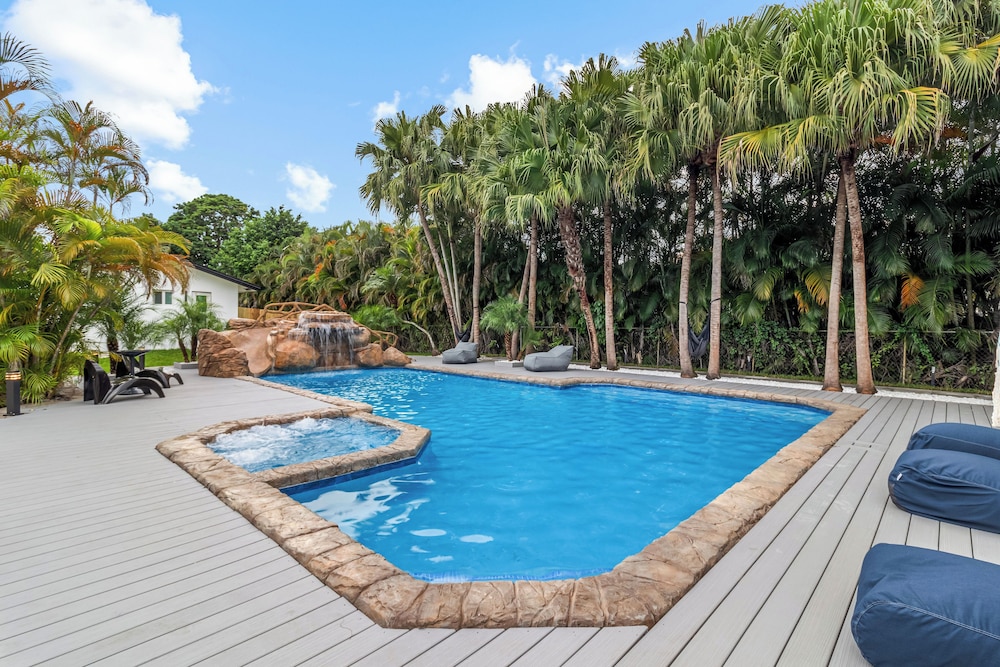 Waterfall Villa | Multi Court •Watersilde •Cinema