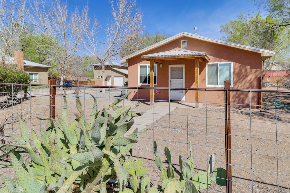 2 Mi to Old Town Abq! Cozy Desert Retreat