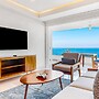Fantastic Oceanfront Apartment With Balcony, Pool & Central AC