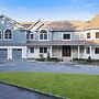 Game Room, Hot Tub! Family Getaway in Bayshore