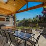 The Mixture - Hot Tub, Fire Pit & Covered Outdoor Dining 3 Bedroom Hom